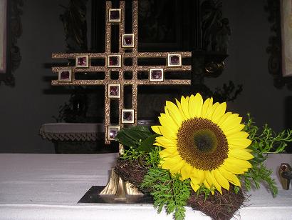 Kříž a slunečnice